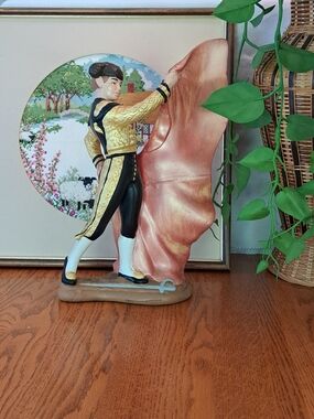 Hand Painted MCM 1950-1970 Vintage Matador Figurine Sculpture in Gold and Black